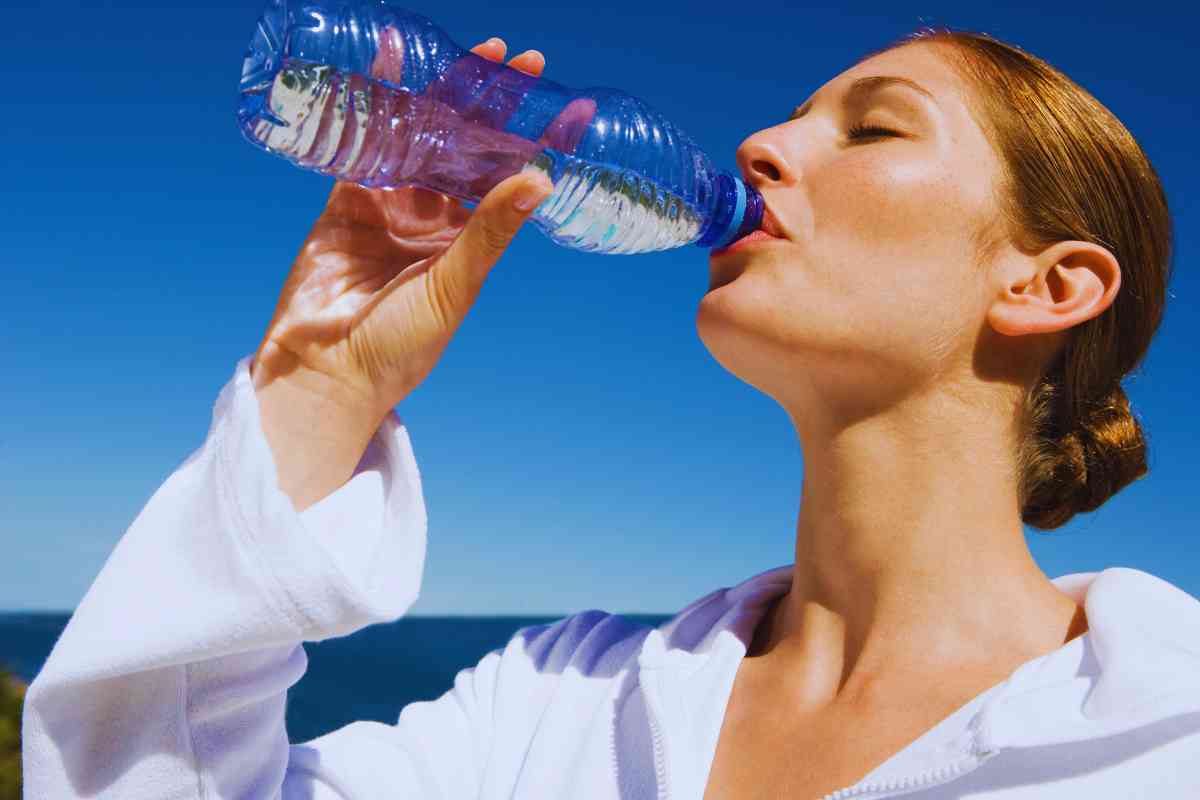 Bere dalle bottiglie di plastica fa male alla salute?