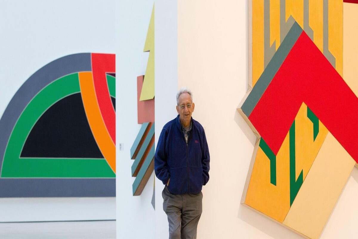 Frank Stella davanti a una sua opera, nel 2012