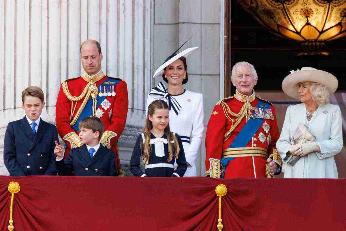 Royal Family: Louis risponde male a Charlotte