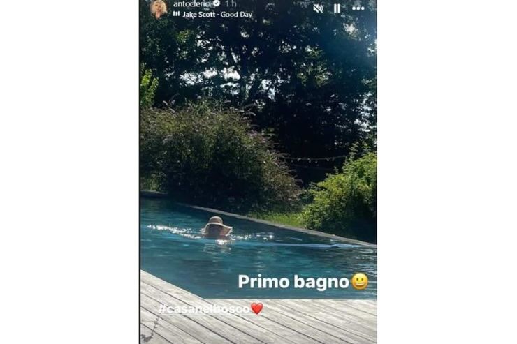 Antonella Clerici: la foto in piscina è virale