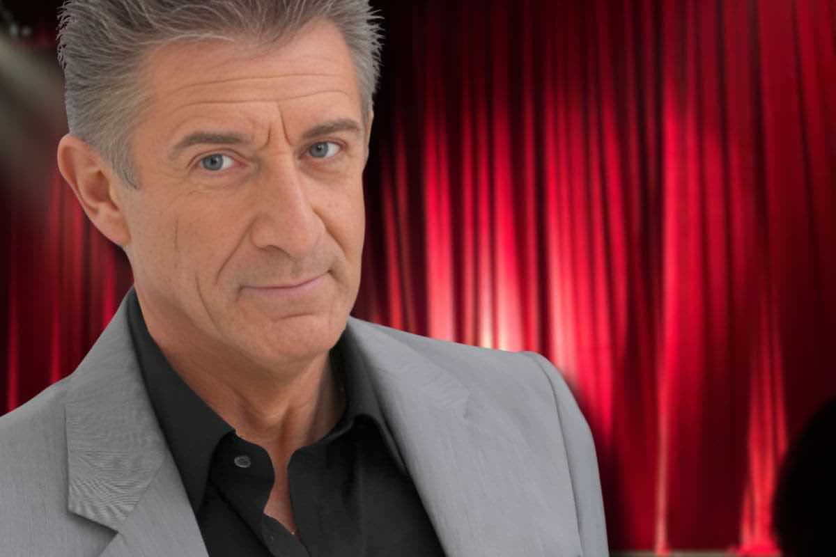 Ezio Greggio dal bancone di Striscia al teatro