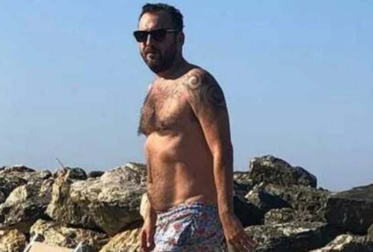 Cesare Cremonini, la foto in spiaggia: la didascalia è indimenticabile  