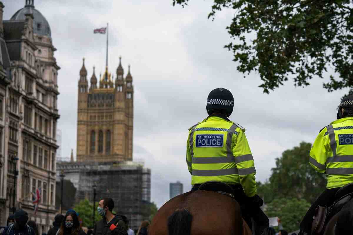 polizia inglese a cavallo