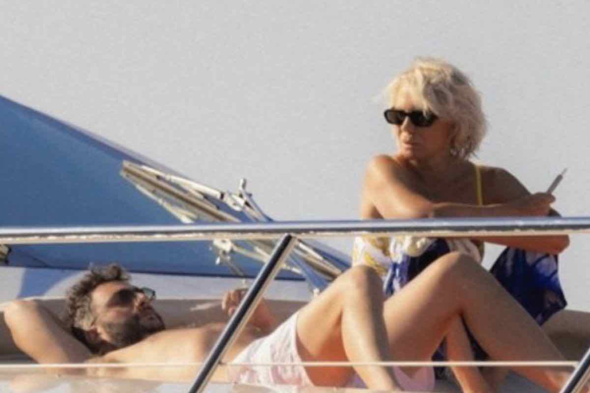 Maria De Filippi in vacanza con il figlio sullo yacht