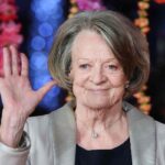 Maggie Smith saluta i fan per il suo 89esimo compleanno