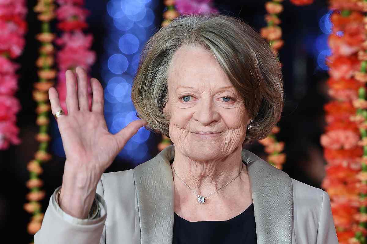 Maggie Smith saluta i fan per il suo 89esimo compleanno