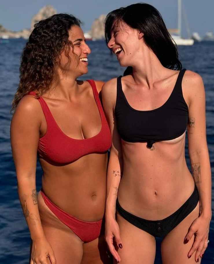 Sara Daniele e Aurora Ramazzotti in bikini bellissime 